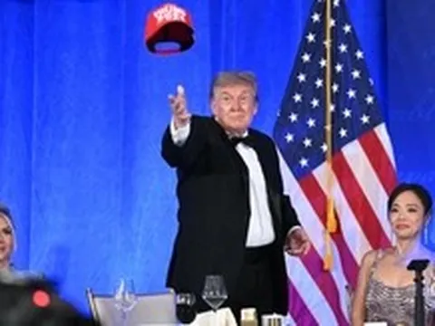 Ông Trump chế giễu nhiều đối thủ, úp mở về nhiệm kỳ thứ ba