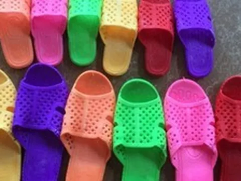 Vì sao gọi là dép tổ ong?