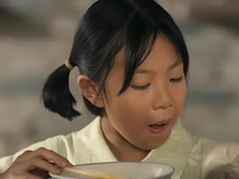 Bé gái 13 tuổi nhặt được sợi dây chuyền vàng mang đến đồn cảnh sát, người mất đồ định cảm ơn nhưng ánh mắt chợt dừng ở đôi chân em