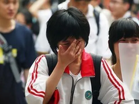Nam sinh điểm cao, đỗ trường top nhưng vừa nhận giấy báo trúng tuyển, cả gia đình đã bật khóc: "Năm sau thi lại"