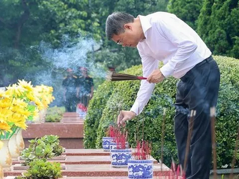 Thủ tướng Lê Minh Hưng tưởng niệm Chủ tịch Hồ Chí Minh, Đại tướng Võ Nguyên Giáp và Anh hùng liệt sĩ tại Điện Biên