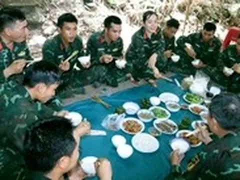 Bộ đội nữ vượt đường rừng tiếp cơm lực lượng quy tập hài cốt liệt sĩ ở hang Đá Sập