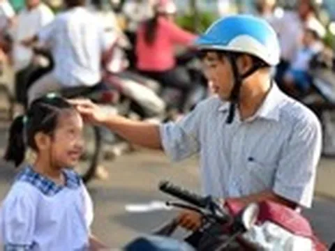 Cha mẹ hãy mỉm cười trước khi hỏi con về bài học