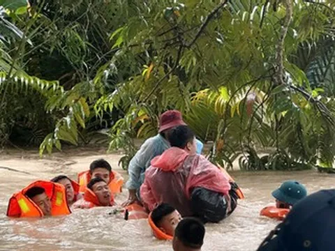 Mưa lớn gây ngập ở Phú Quốc, chiến sĩ Vùng 5 Hải quân đưa dân khỏi vùng nguy hiểm