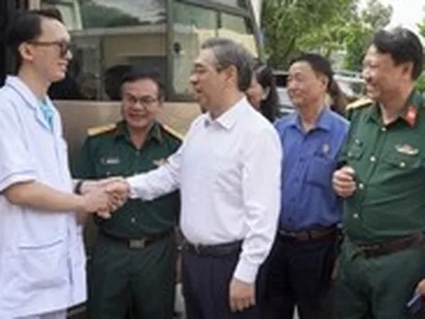 Đoàn y bác sĩ Bệnh viện Quân y 7A về vùng căn cứ cách mạng chăm sóc sức khỏe người dân