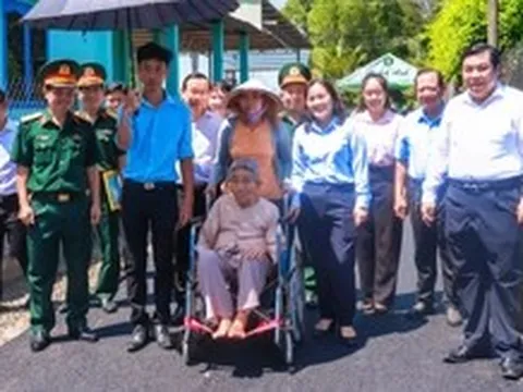 Nhựa hóa hẻm vào nhà Mẹ Việt Nam anh hùng Nguyễn Thị Bún: Dấu ấn tình đoàn kết quân - dân