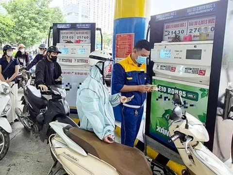 Bị 'tố' không cung ứng xăng dầu, doanh nghiệp đầu mối: Nhập khẩu khó, mua trong nước càng khó