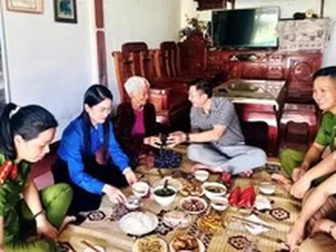 'Bữa cơm gia đình, ấm tình lòng Mẹ'