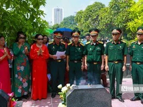 Hà Nội: Người dân dâng hương, tưởng nhớ các Anh hùng liệt sĩ