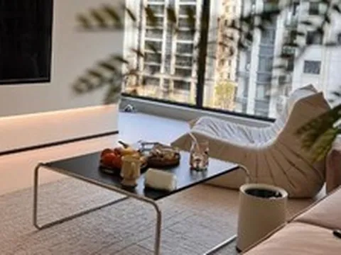 Vì sao ngày càng nhiều gia đình không còn dùng bàn trà mặt kính? 2 lựa chọn cho phòng khách đang dần trở thành xu hướng mới