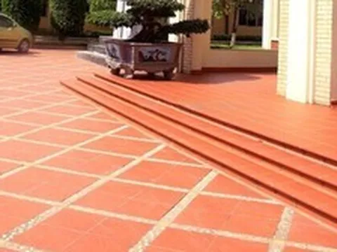 Vì sao ngày càng nhiều gia đình không còn chọn gạch đỏ để lát sân? 2 vật liệu đang dần trở thành xu hướng mới