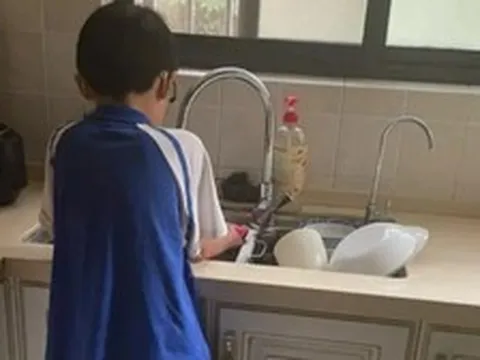 Đáng buồn nhất không phải con cái tiêu tiền của cha mẹ vô tội vạ, mà là kiểu con cái đã tiêu tiền còn hành xử như này!