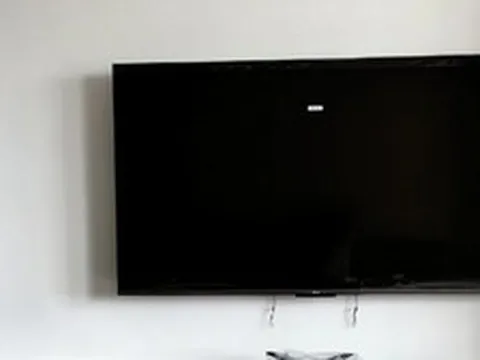 Vì sao ngày càng nhiều gia đình không còn gắn TV lên tường phòng khách? 2 cách bố trí đang dần trở thành xu hướng mới
