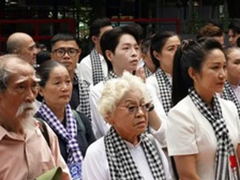NSND Thanh Thuý, Đức Phúc và nghệ sĩ Việt xúc động tại lễ viếng Liệt sĩ tại Công viên Lê Thị Riêng