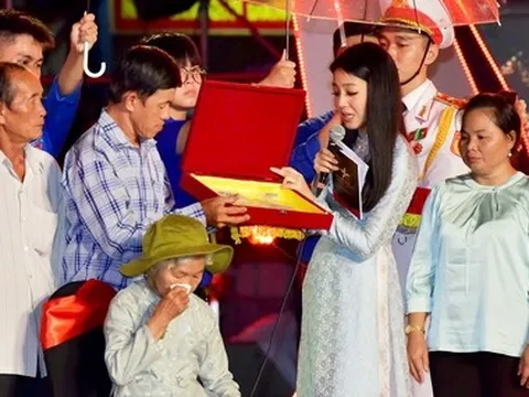 Trao di vật liệt sĩ Huỳnh Văn Quên cho gia đình ở Vàm Cỏ, hài cốt tìm thấy là anh 'Hai Quên'