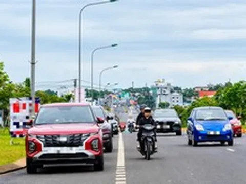 Làn xe máy thành 'bãi đỗ' ô tô trên đại lộ ngàn tỉ