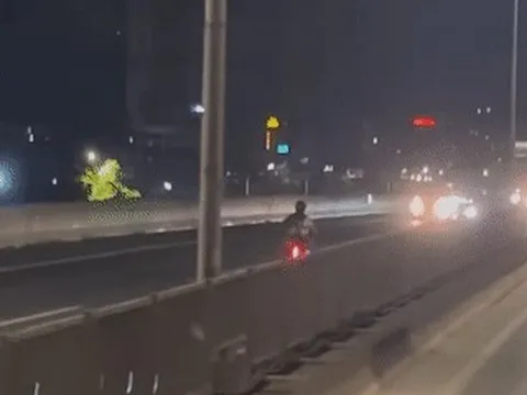 Hà Nội: Đi xe máy ngược chiều, thanh niên tông thẳng vào ô tô của nữ tài xế