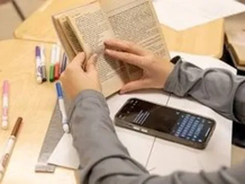 Pháp mở rộng lệnh cấm điện thoại đến bậc THPT từ năm học mới