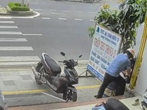 Khoảnh khắc thùng phuy phát nổ như bom, hất văng người đàn ông trên vỉa hè