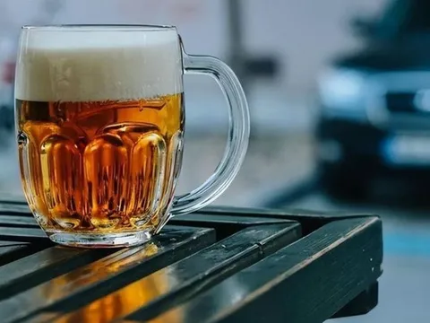 Thấy cảm giác lạ sau khi uống bia, người đàn ông 62 tuổi phát hiện mắc ung thư máu