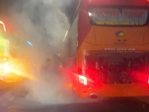 Xe khách bất ngờ bốc khói khi chạy qua Đồng Nai, nghi bị cháy