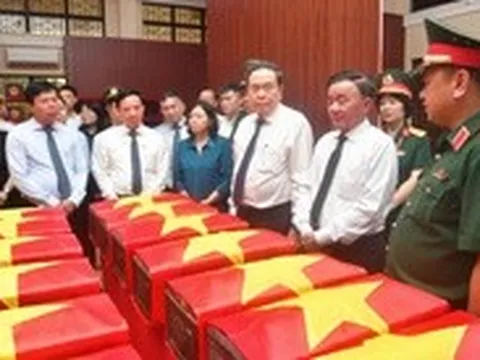 Chủ tịch Quốc hội Trần Thanh Mẫn dâng hương anh hùng liệt sĩ tại công viên Lê Thị Riêng