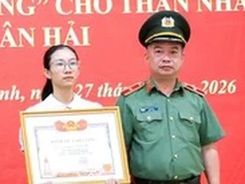 Trao bằng Tổ quốc ghi công cho thân nhân thiếu tá hy sinh trong lúc chống 'cát tặc' ở Khánh Hòa