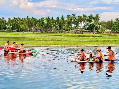 Du khách thích thú chèo thuyền, ngắm chim trên đầm nước ngọt sát biển ở Quảng Ngãi