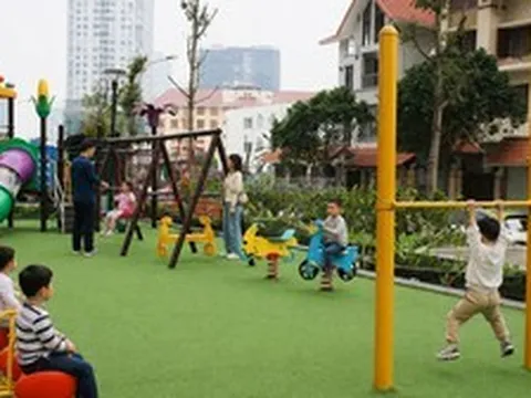 Cho con xuống khu vui chơi dưới sảnh chung cư, tôi vô tình nghe được câu chuyện kinh khủng về chính người sống trong nhà mình