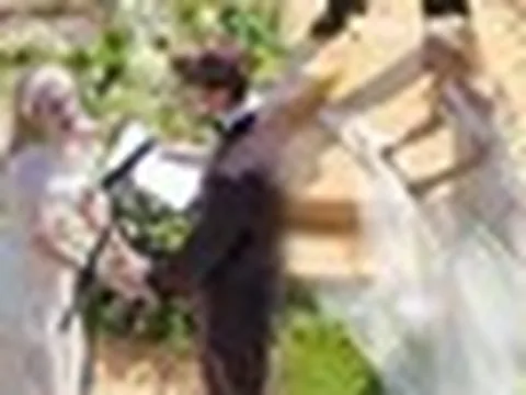 Đám cưới hot nhất Hollywood hôm nay: Cô dâu như xé màn ảnh bước ra, minh tinh Người Đàn Bà Đẹp rạng rỡ chúc mừng cháu gái