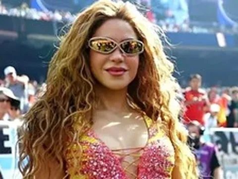 Shakira áp sát kỷ lục