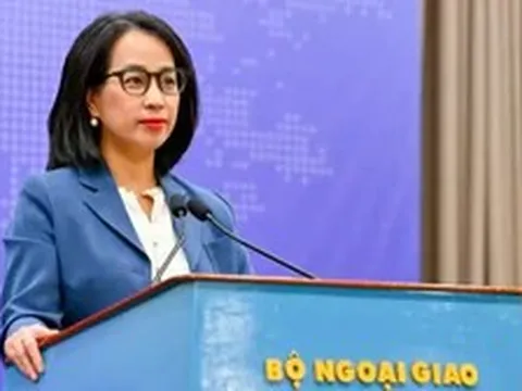 Đưa 48 người được cứu trong vụ chìm tàu Khôi Nguyên 18 vào đất liền