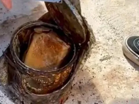 Phát hiện cọc tiền bí ẩn ở nơi không ngờ nhất trong nhà, cặp vợ chồng ngỡ ngàng khi kiểm đếm