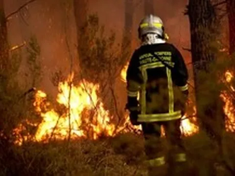 Lần đầu tiên Pháp ghi nhận cháy rừng tạo ra 'mây lửa', sét đánh