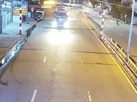 Liên tiếp 3 vụ xe ô tô tông sập khung bảo vệ cầu đường sắt ở Đồng Nai