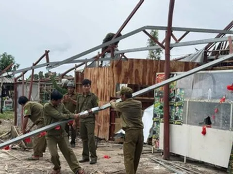 Lốc xoáy giữa đêm, một phụ nữ mang thai 5 tháng bị thương phải nhập viện cấp cứu