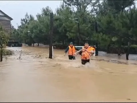 Mưa lớn gây ngập sâu ở Bảo Lộc, 16 người mắc kẹt giữa biển nước