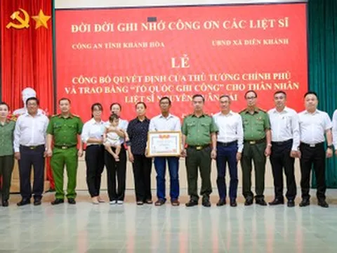 Trao bằng Tổ quốc ghi công Thiếu tá Nguyễn Xuân Hải tới thân nhân liệt sĩ