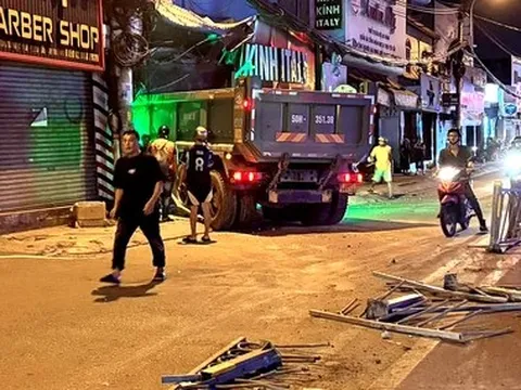 Xe ben mất lái tông sập tiệm mắt kính trên đường Tô Ngọc Vân, 4 người thoát chết