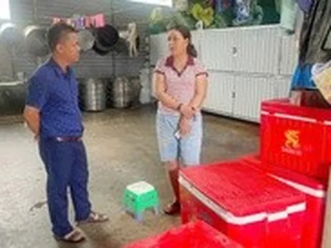 Kiểm tra cơ sở nấu ăn bị tố có dòi trong thức ăn