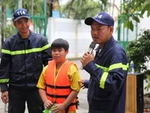 Gia sư áo xanh mang AI, vi mạch, kỹ năng sống đến với thiếu nhi
