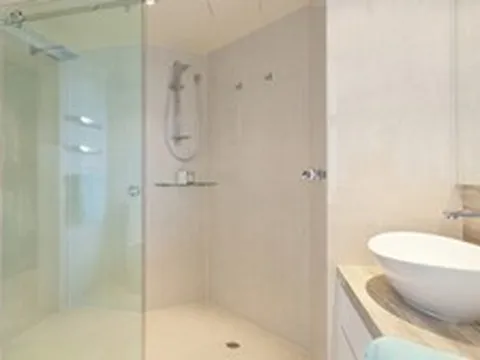 Vì sao ngày càng nhiều gia đình không còn lắp vách kính phòng tắm?