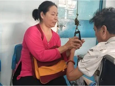 Tin vui của nam nghệ sĩ bị đột quỵ não, sức khỏe rất yếu, vợ kém 20 tuổi vừa mưu sinh, vừa chăm sóc