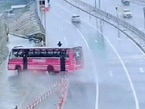 Xe buýt lật nhào giữa đường ở Thái Lan: Nhiều người thương vong