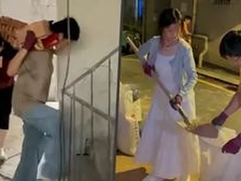 Xúc động nữ sinh ra công trường cõng gạch cùng mẹ để kiếm học phí đại học: Mỗi chuyến 10 viên được trả 15 nghìn đồng