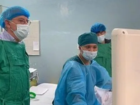 Giáo sư Bỉ cùng bác sĩ Bệnh viện Nhi đồng 2 ghép gan cho 4 trẻ trong một tuần