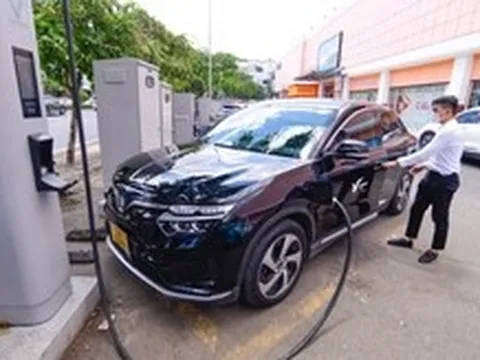 Trạm sạc tăng tốc, người mua xe điện bớt lo