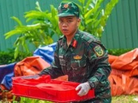 Dầm mưa đội nắng tìm thêm 19 bộ hài cốt liệt sĩ tại công viên Lê Thị Riêng