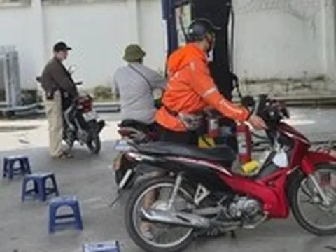 Khan hàng xăng dầu cục bộ: Giải mã nghi vấn của Cục trưởng ‘bán cầm chừng chờ tăng giá’?