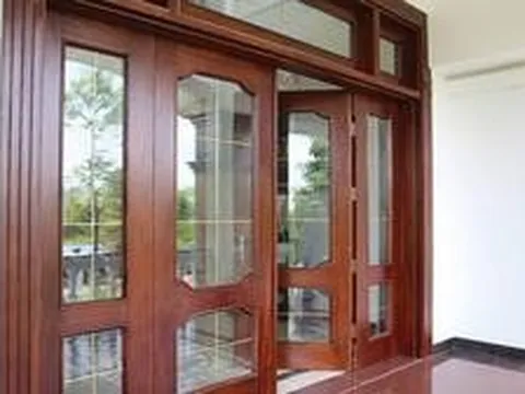 Vì sao ngày càng nhiều gia đình không còn dùng cửa gỗ tự nhiên? 2 vật liệu đang dần trở thành xu hướng mới
